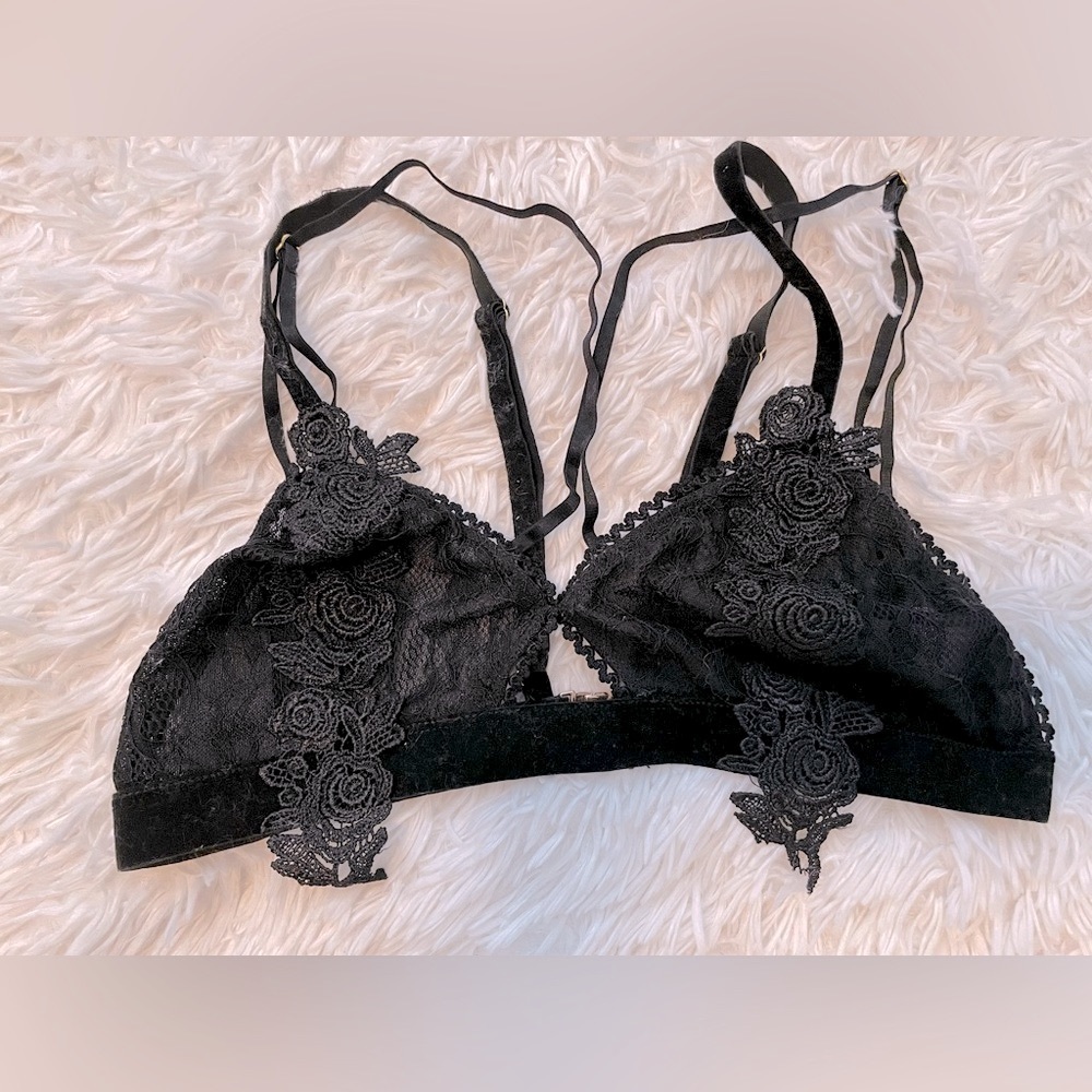 NWOT Strappy Bra with Velvet and Lace Detail Adjustable Strap Metal Clasp Size M